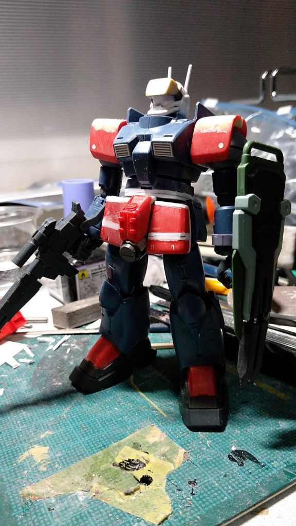 腹部を3mmほど延長、スカートもプラ板で大幅に形状変更しました。この段階で上腕と太腿の細さが気になり始めました。