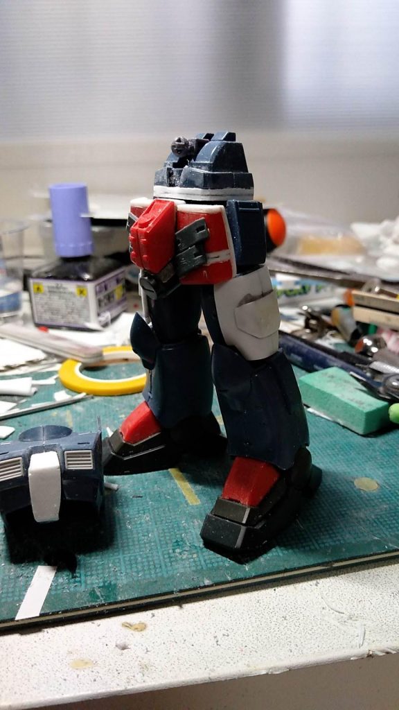 太腿は1.2mmプラ板をヒートプレスで作った増加装甲を追加。コクピットブロックも貧弱に思えたので切断して形状変更。