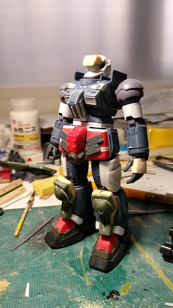 ほぼベースの形状が定まった段階。上腕も0.5mmプラ板をヒートプレスしたもので巻いて太く。胸にも1.2mmプラ板で装甲を追加。あとはスジボリやら小さいプラ板やら…やりたいだけディテール入れました。