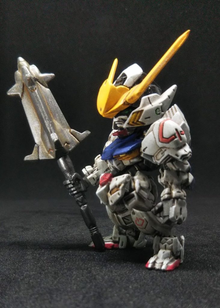 焦げ茶色で墨入れと汚し塗装、ガンダムフレーム部分に挿し色で金色を加えてます。