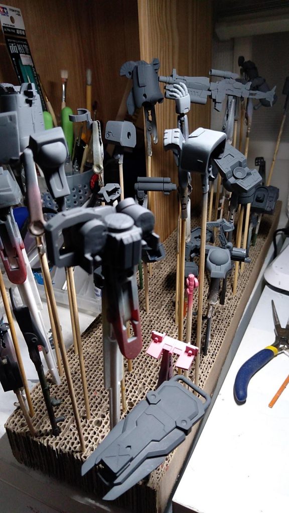 アクリジョンベースグレーでサフ状態に。粗が出まくり、3回くらい削って吹いてを繰り返しました（汗）