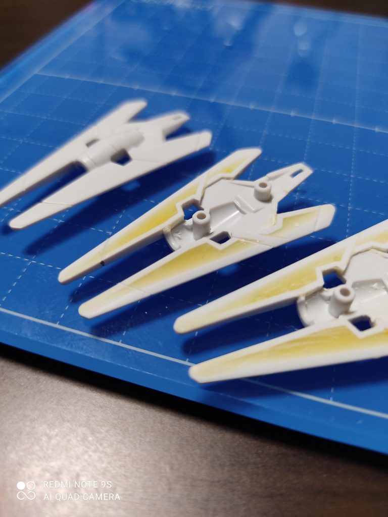 表裏同じ位置になるようシャーペンとマスキングで線だしをしてスジ彫りしました コアガンダム系はお手軽で楽しいですね