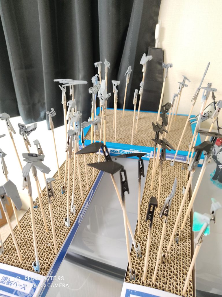 白サフ黒サフ缶スプレーよりきめ細かくて薄く吹けるのですぐ乾いていいですね、塗り過ぎもしませんでした