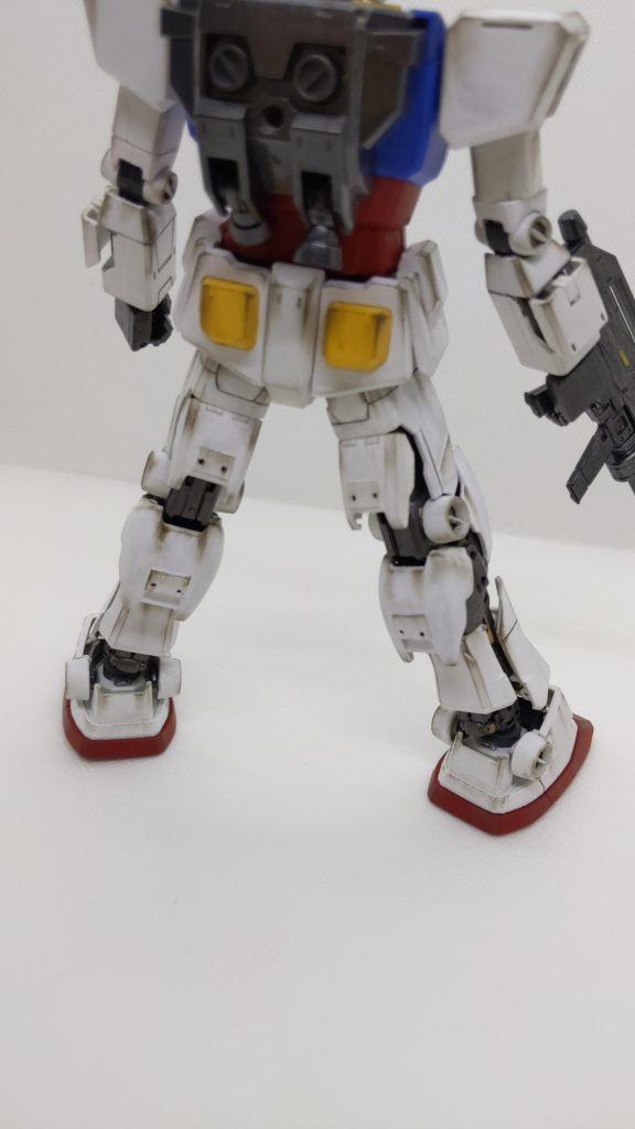 シールやデカールはなくしてしまったので開閉するハッチなどにプラ板を貼り付けてディテールアップさせています。