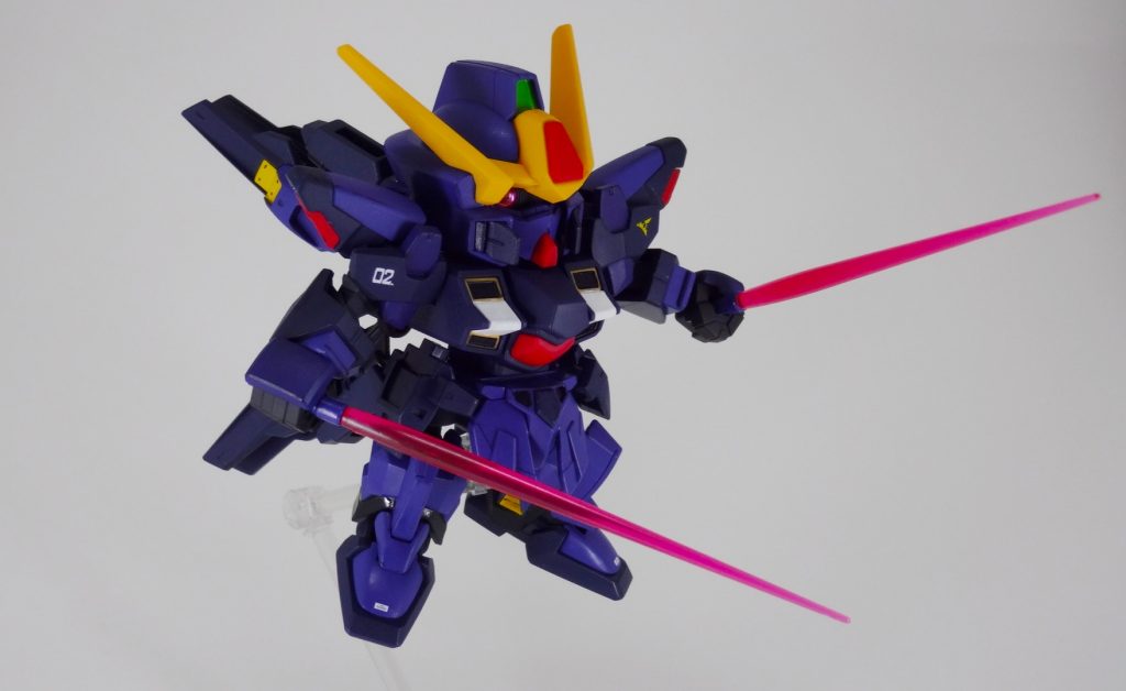 ビームサーベルは刃含めて2本付属してますが、グリップの収納ギミックは無し。そもそもどこに収納するのか設定的に謎だったり（汗。