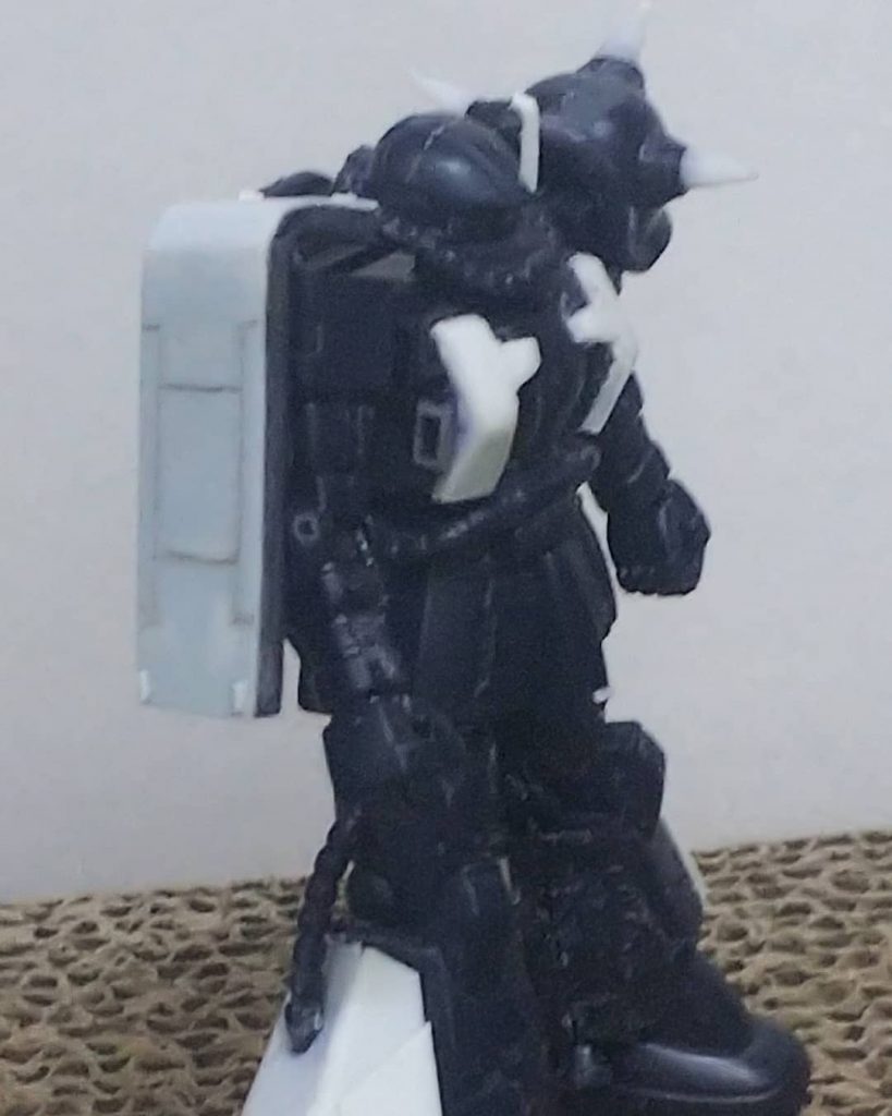 シールドに穴が開いていたのでプラバンで塞ぎました