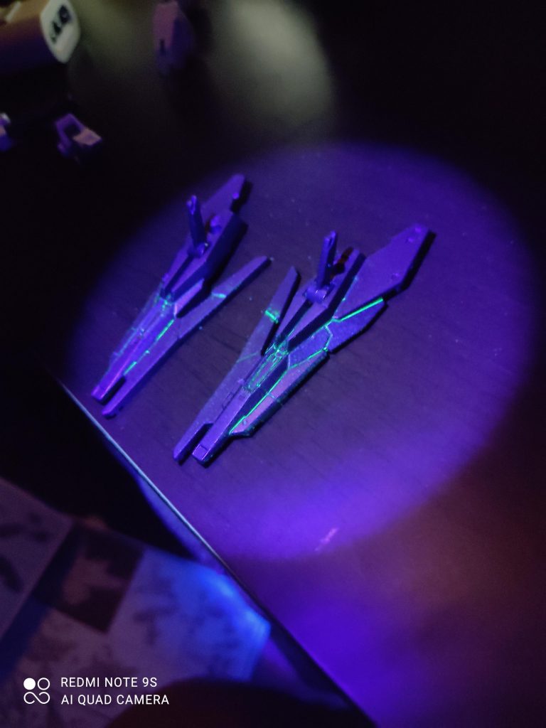 必要な所を消してしまい横着をして筆でリタッチ→筆の跡がのこり更に厚塗り→合わせ目に侵食→綿棒と薄め液で拭き取り!→ブワッ!蛍光色って色味消えても光るんですね〜