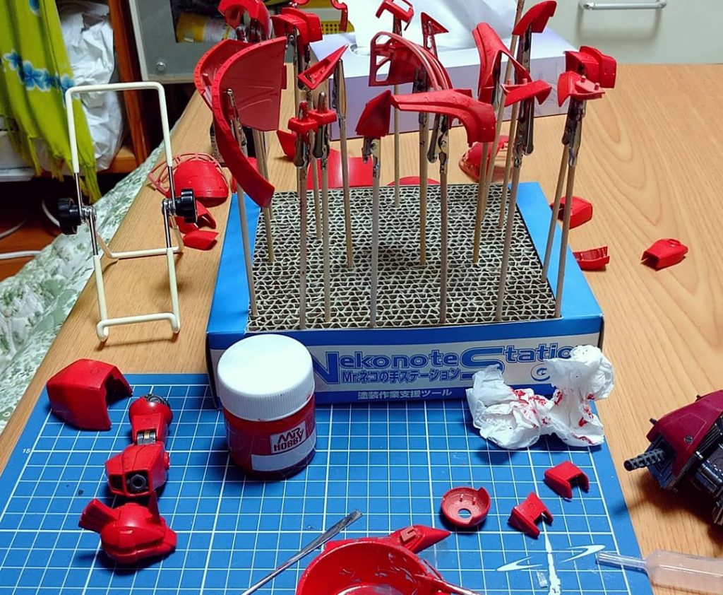 Mr.カラーで筆塗りです。成形がピンク過ぎたので色調して赤を強めました。