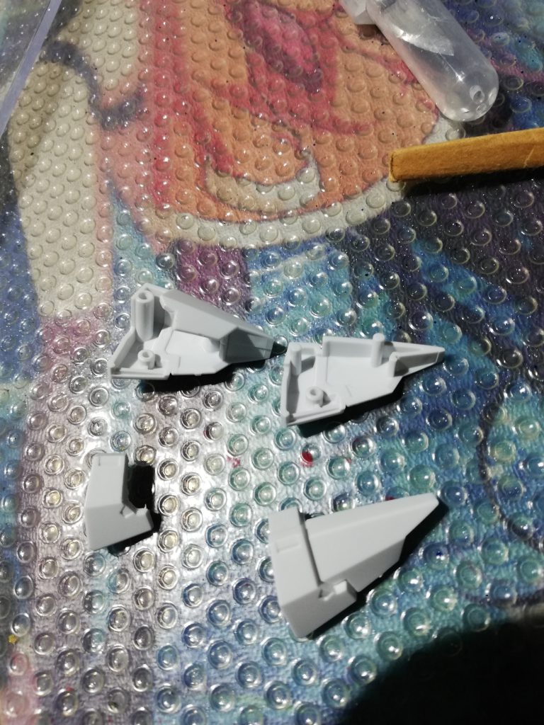 肩アーマーの合わせ目は後ろ側の分割変更で対応。全体的に合わせ目少ないですが面構成の都合思ったよりめんどくさい・・・。
本体色はエアーモデルスプレーのインターミディエイトブルーです。