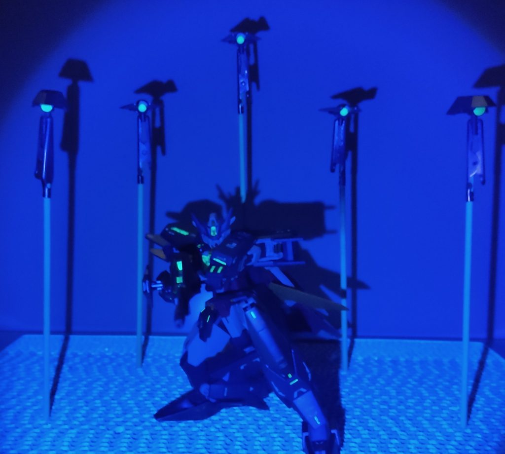 ビット展開ちゃんとしたスタンド欲しいですねHアイズは元から蛍光色なので塗らなくても光ります