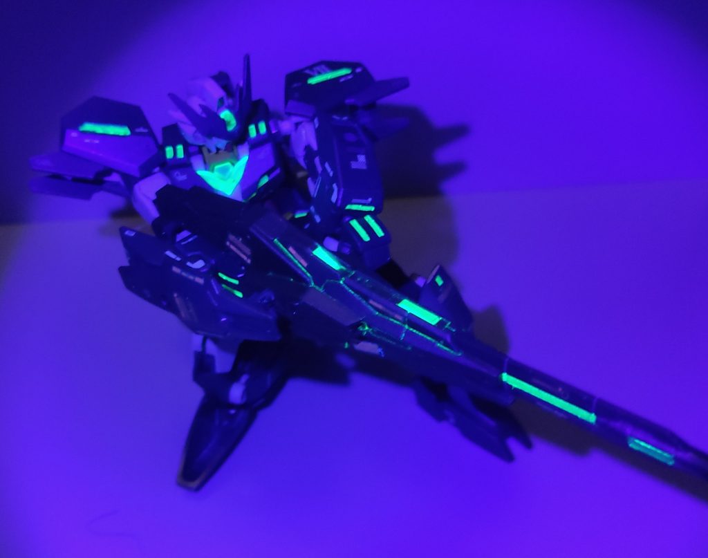 狙撃装備で光ってたら敵にバレそうこのポーズ取らせるときにリアアーマーに擦って足のデカールが破れました…リアアーマー見えないから外せば良かったと後悔