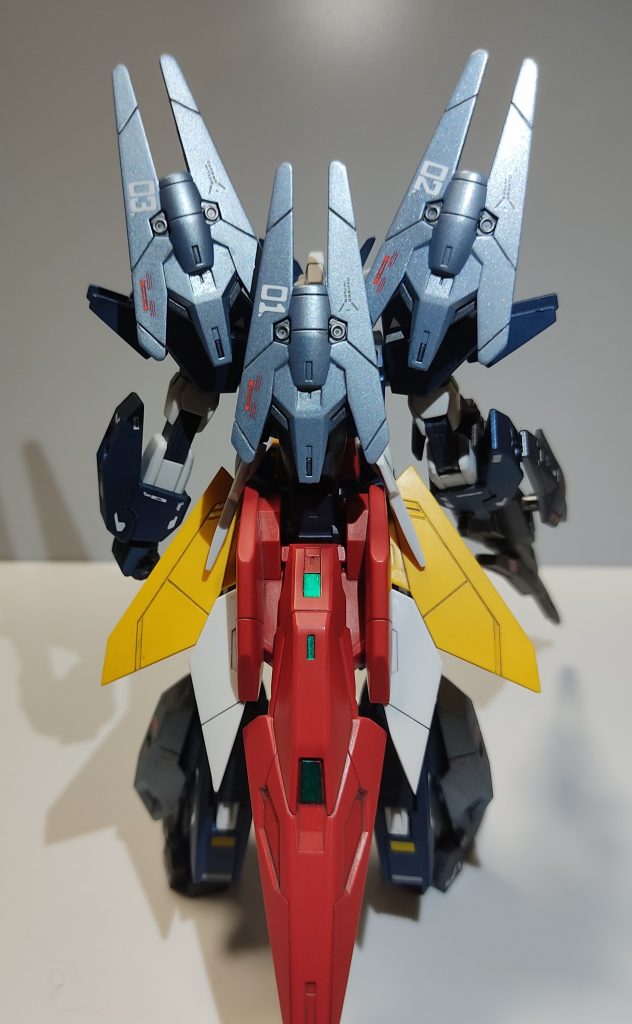 コアガンダム自体にはあまり手を加えずコアフライヤーのエッジ出しと、全体を2000番の仕上げペーパーでつや消し風にしましたデカールは余っていたヴィクトリー、マークⅡ用、鉄血汎用辺りの水転写からそれっぽく使用04、05のデカールがあれば脚部センサービットにもナンバリングしたかったです