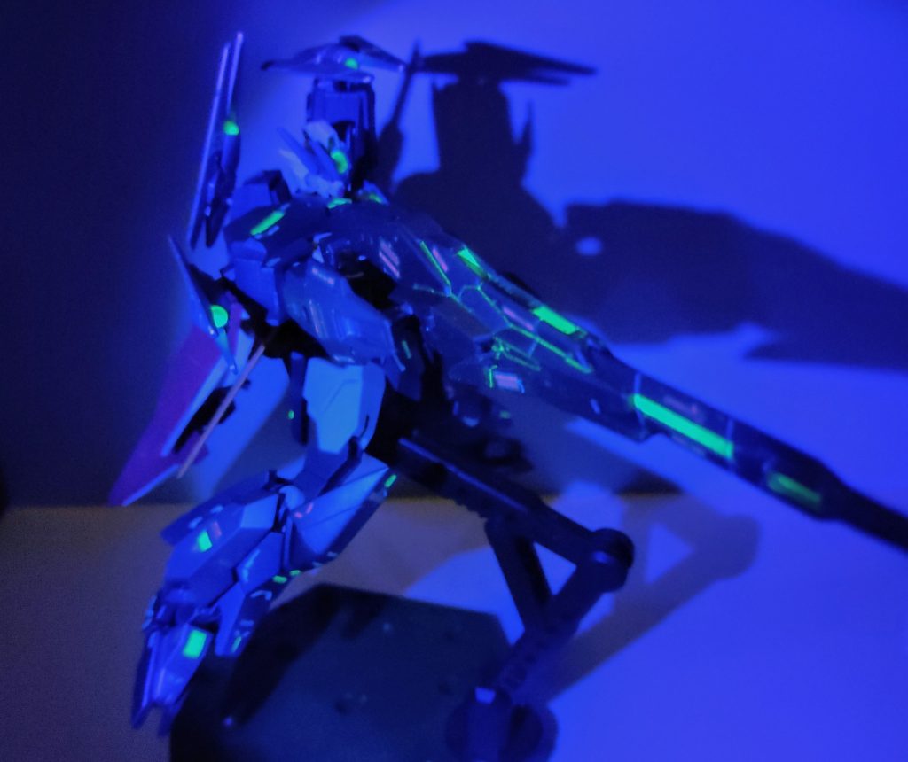 ライフルはセンサーと砲身部に蛍光塗料銃身の蛍光墨入れは事故なのですがいい感じなのでそのまま