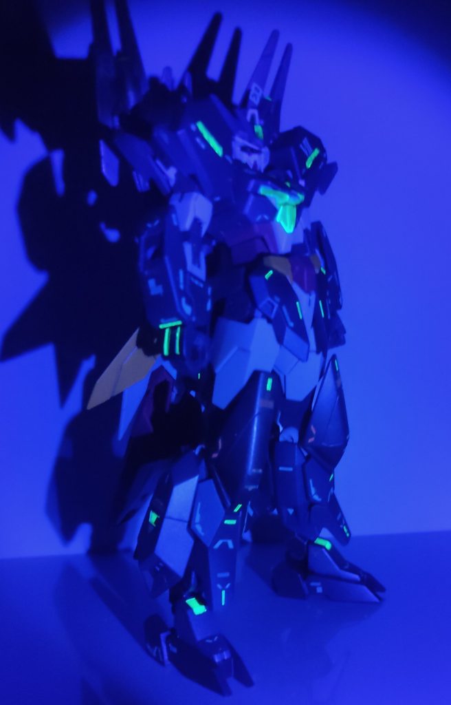 ブラックライトを当てるとこうなりますリアアーマーもモールドに入れたんですがコアフライヤーで見えない…っ