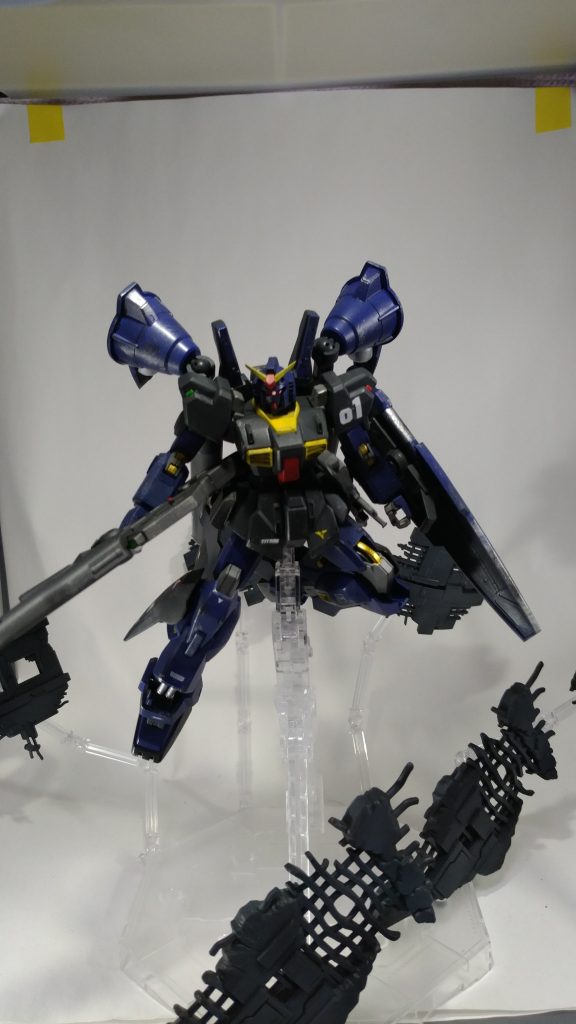 戦闘宙域に到着後は肩バーニアをパージし運動性を改善