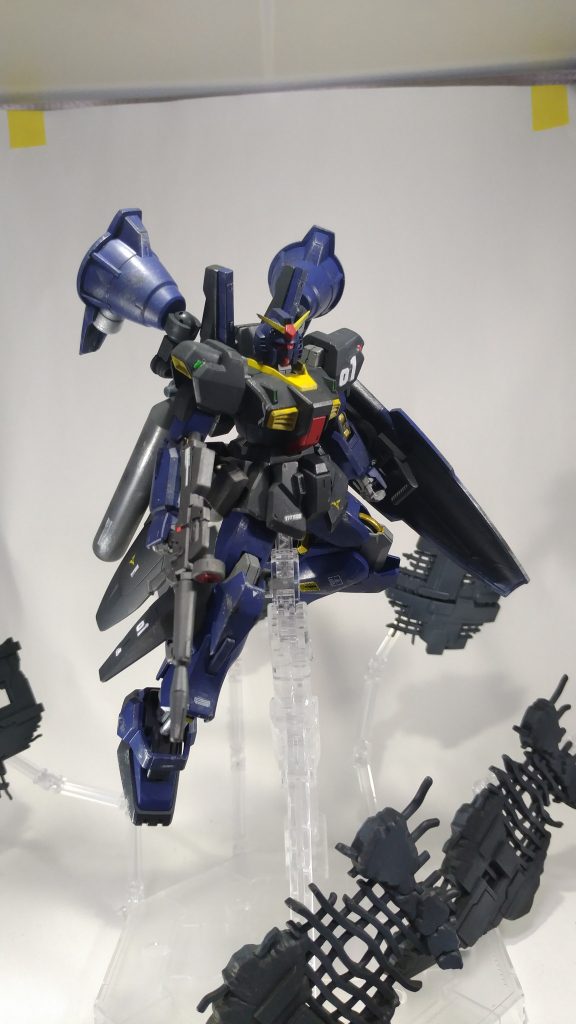 ビームマシンガンのエネルギーが切れれば、腰にマウントしていた試作ビームライフル使用
エネルギーパックを腰に装備しているので継続戦闘力はあります。