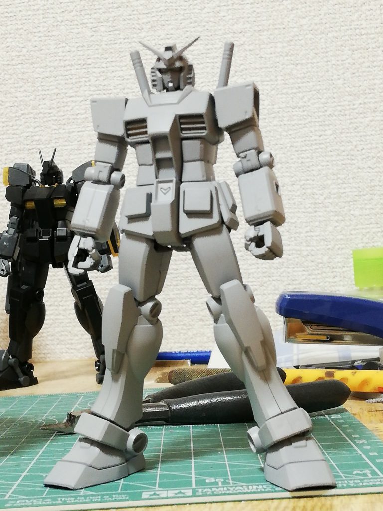 シンプルな構成が好みの旧HGUCの腕を取りつけ、くびれていない腰にしたかったのでオリジン系のキットのパーツを切り詰めて使用しました。