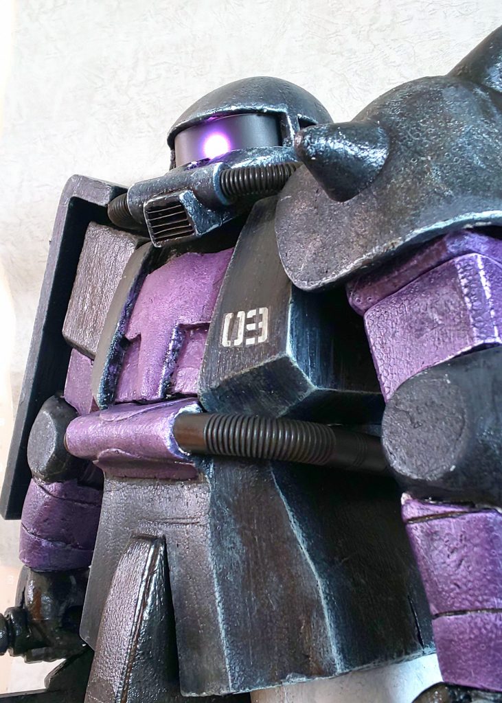 発泡スチロール製なので、注意深く丁寧に表面処理をしたら美しくなるのでしょうが、苦手とする自分がその沼にハマると嫌気がさして投げ出しそうなので、とにかく「デカさを楽しむ」ことを目標に、ドライブラシでガシガシ塗りました。なので、近くで見ると恐竜の肌みたいです。