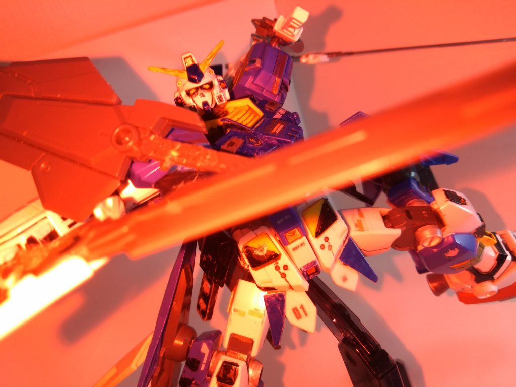 決めポーズでツインアイも赤くなるかなと思ったのですが白くなりましたご覧いただきありがとうございました！