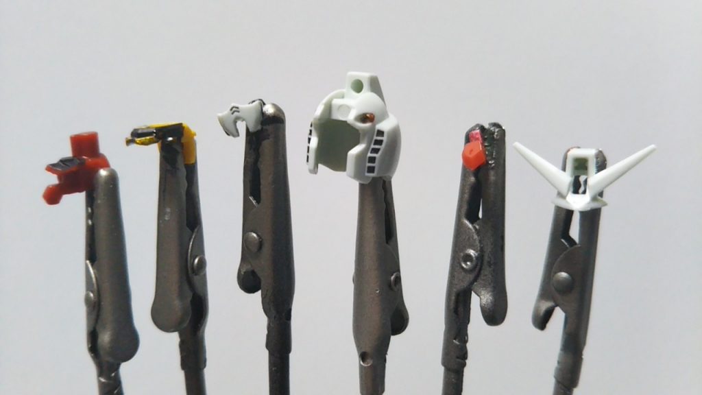 顔は細かく…部分塗装のし易いパーツ構成になっています。
頭部の気になるパーティングライン消し。
アンテナのシャープ化。
スミ入れ。