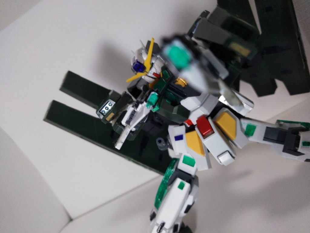 GNピストルIIで顔はパテで頬を作り、ケルディムガンダムの顔を埋めました