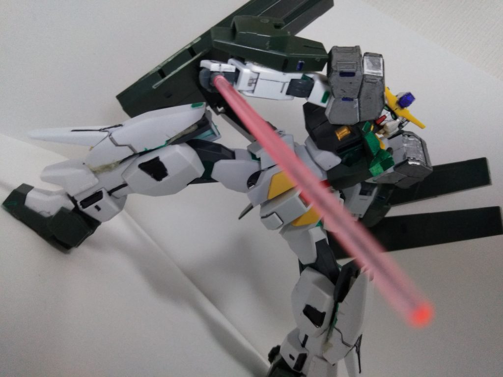 ビームサーベルは腰の左側に1本ついていますサバーニャがビームサーベルを持つと違和感がありますね