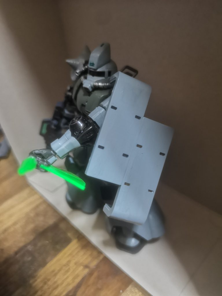 盾を2枚貼るのは重装型ザクのオマージュ。盾の裏に武器を仕込むのはギラ系等への布石。