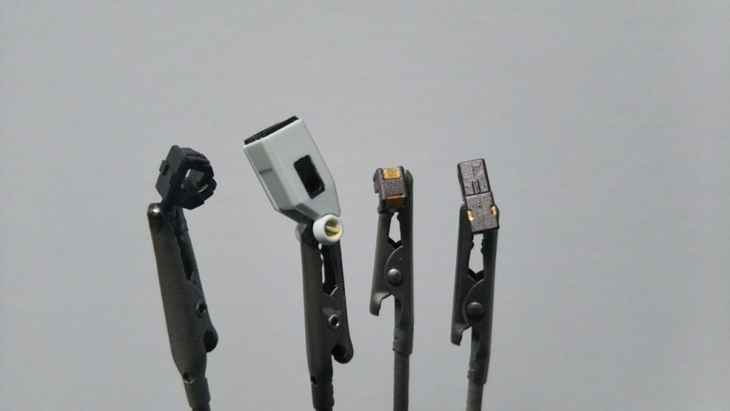 腕関節パーツの部分塗装。
細かいところは…
爪楊枝で塗装しています。