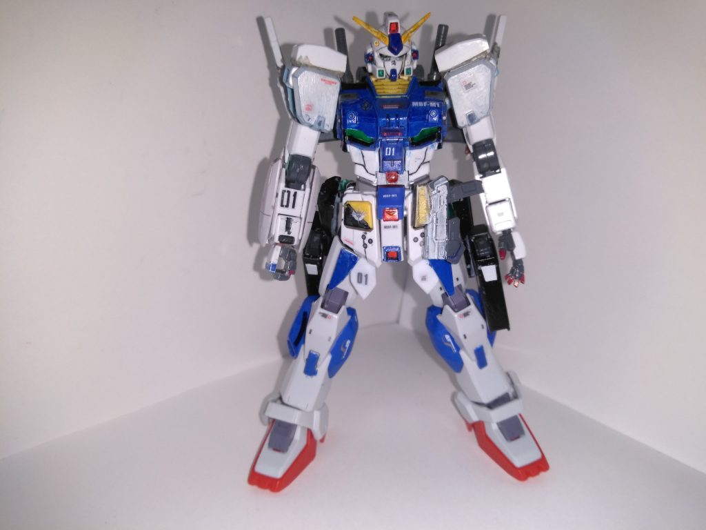 中距離型ビームピストルはすべて装着できますがサーベルはできません