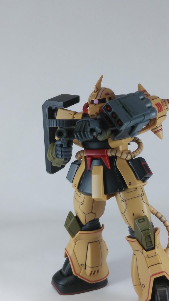 ザク・マシンガンを構えたイメージです。