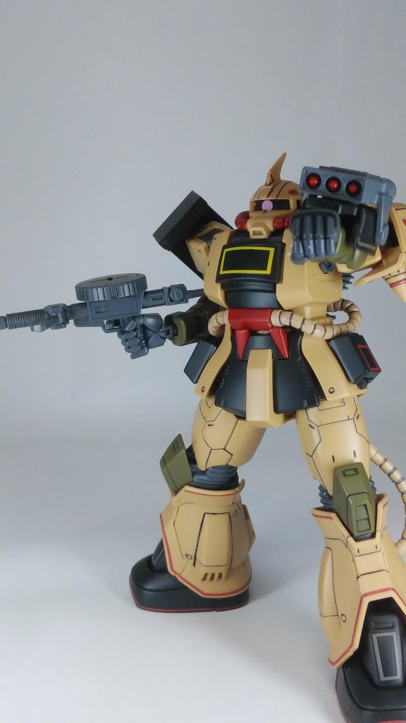 ラッツリバー３連装ミサイルポッドを構えたイメージです。
武装本体はアクリジョンのグレーで塗装し、ミサイルの部分もアクリジョンのモンザレッドで塗り分けています。