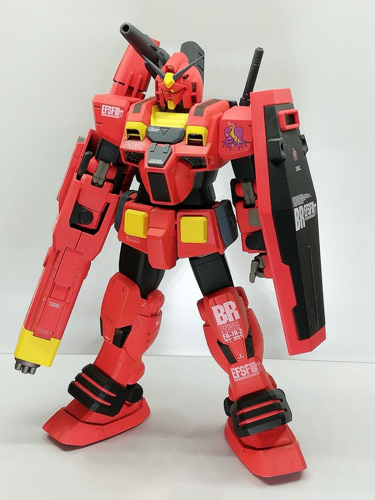 使用キットはもちろんMGヘビーガンダム。頭にバージョン2ガンダムのヘルメットを奢り、太ももにMGジム改の外装を使ってシルエットが気持ちスマートになるよう調整しています。シールドは原作にはないけれどついでに。