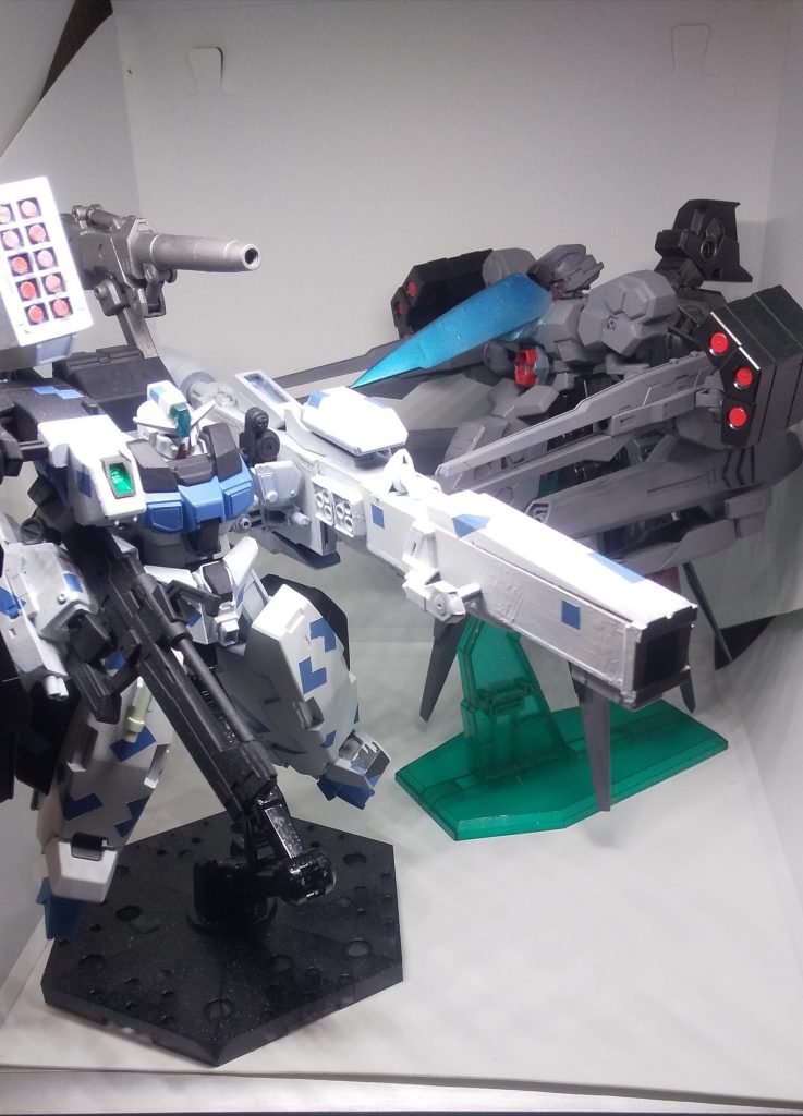 母体機……と言う表現で良いのかわからないけどラブラブツーショット。
後付けで量産型や派生機が増えるのもガンダムの様式美ですよね。