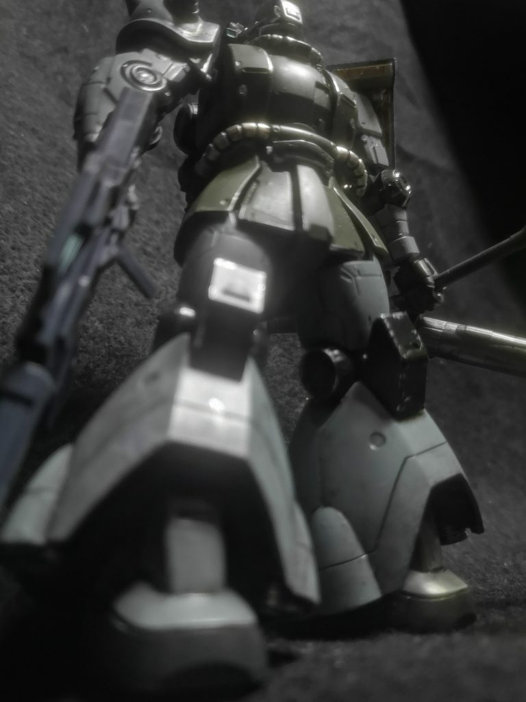 全体型ザクⅡをベースとしながら各部の調整、強化が行われている。大型化した脚部にはスラスターを搭載し機動性が向上している。