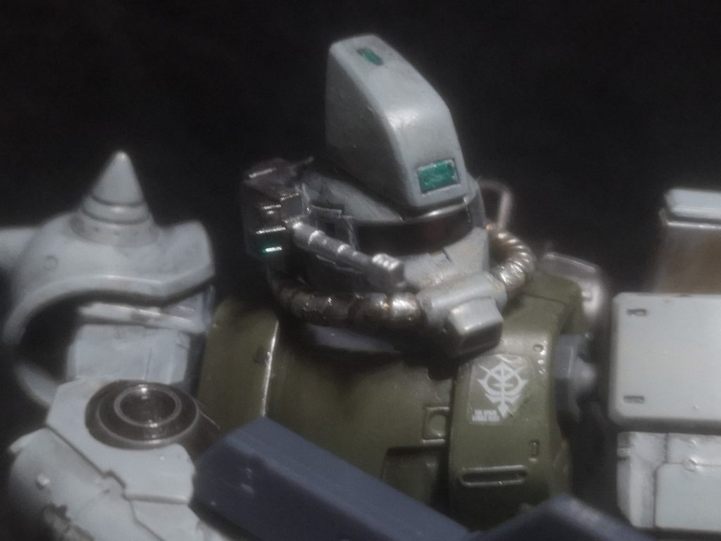 頭部もザクⅡの製造ラインから転用し頭頂部にセンサーを、側面に武装を加え搭載。