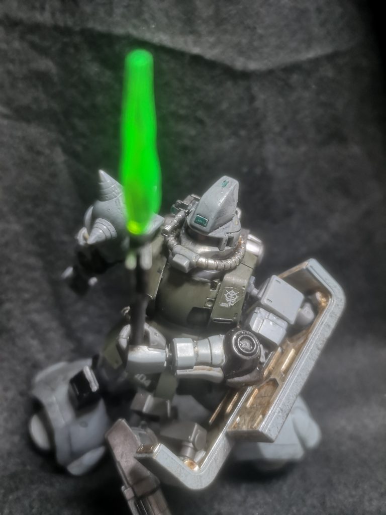 連邦の技術を導入しビーム兵器を開発。近接武器にはビールハルバードを採用した。こちらはビーム出力を変更することで槍としても使用可能。