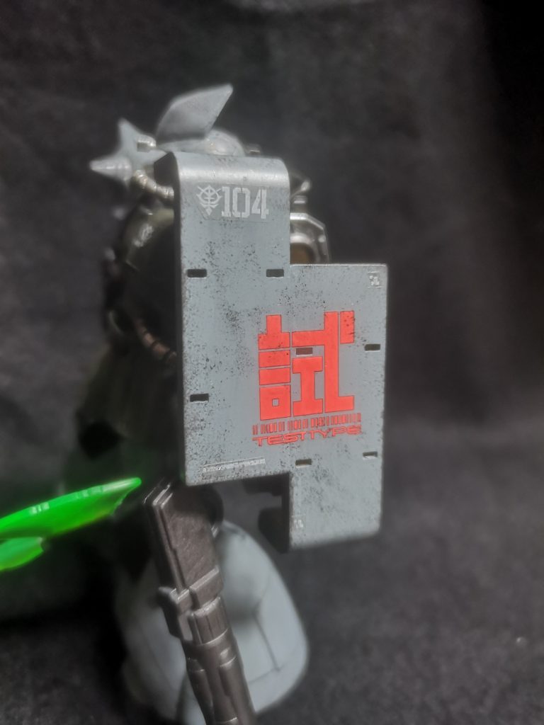 防御兵装には引き続きL字シールドを採用。追加分裏にはアタッチメントを内蔵し、汎用性向上を図る。後述の兵装をオプションとしてラインナップしている。