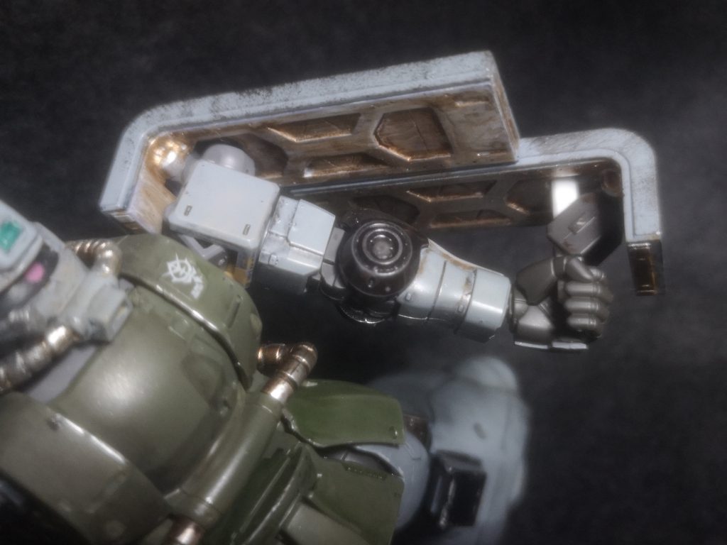 ビームサーベルビームハルバードより長射程をもつ近接武器。ラックから直接引き抜き暗器としても使用可能。