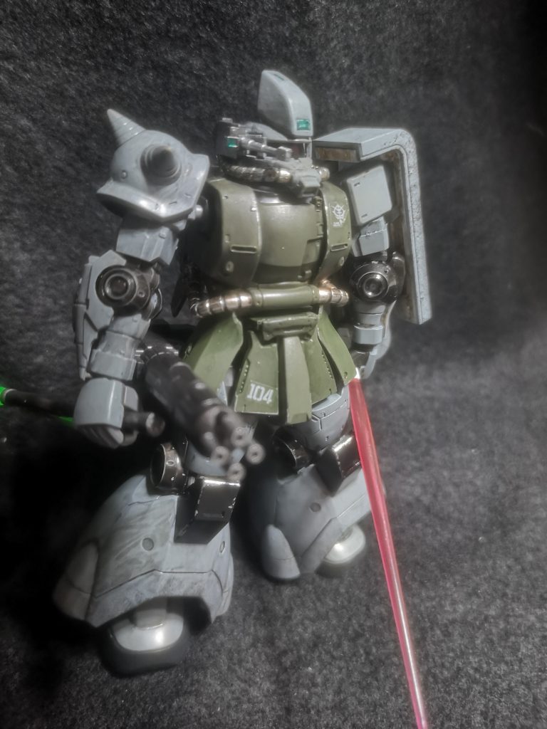 おまけの全部載せタイプ謎に空いてるザクのケツの穴にアームを差し込むと丁度よく回る。でも不格好なので廃案。