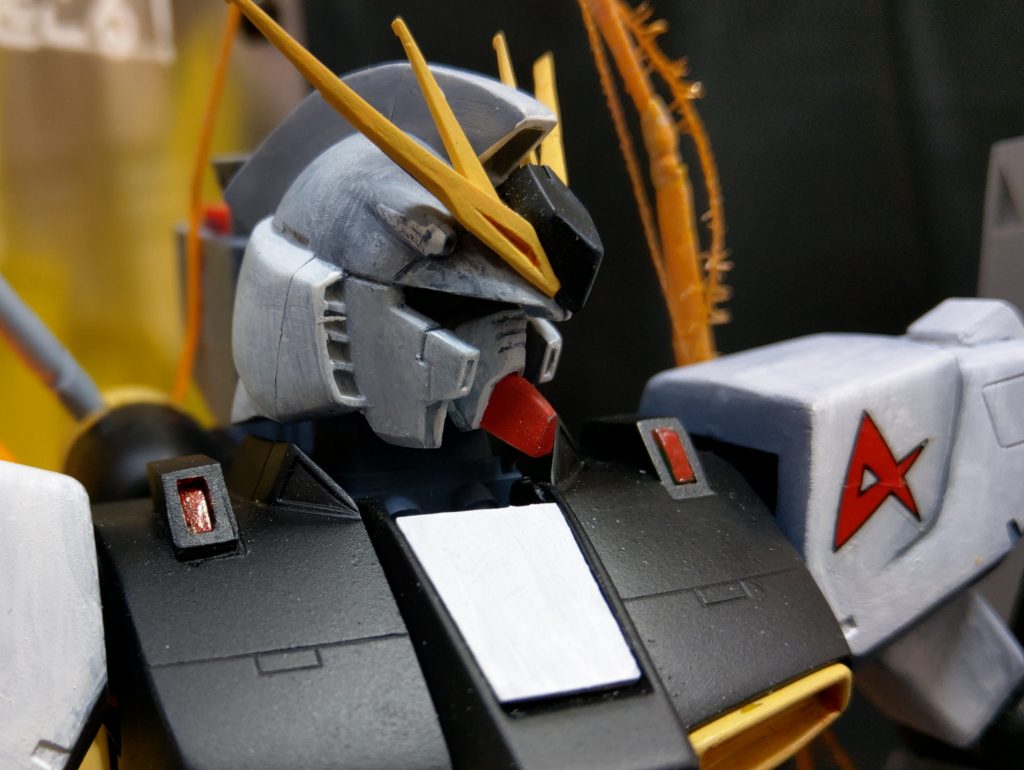 画稿では胸のセンサーが右にもあるので追加。