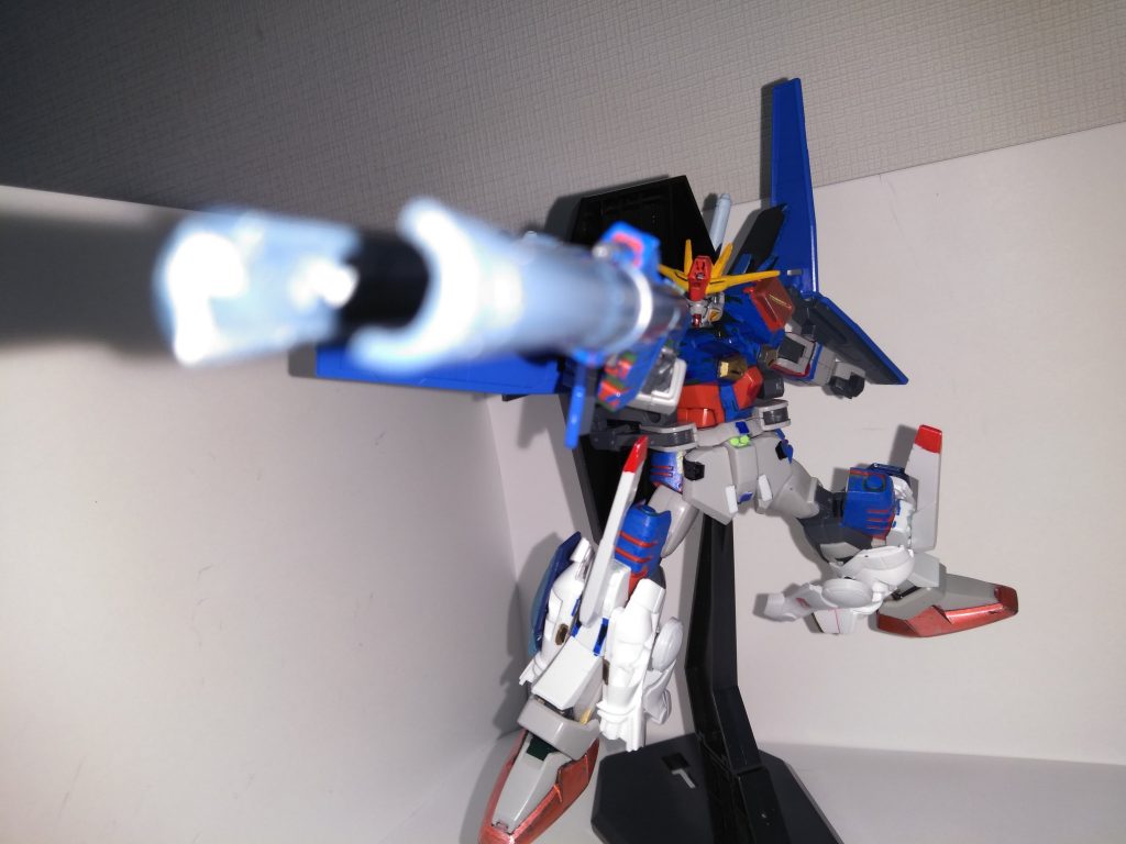 ダブルライフルザクバズーカを半分に切って付けました 