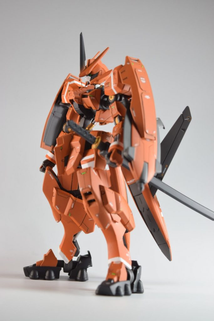 本機は通常形態、地上戦特化仕様、宇宙戦仕様の三つの形態に組み換えて戦闘を行うという設定です。