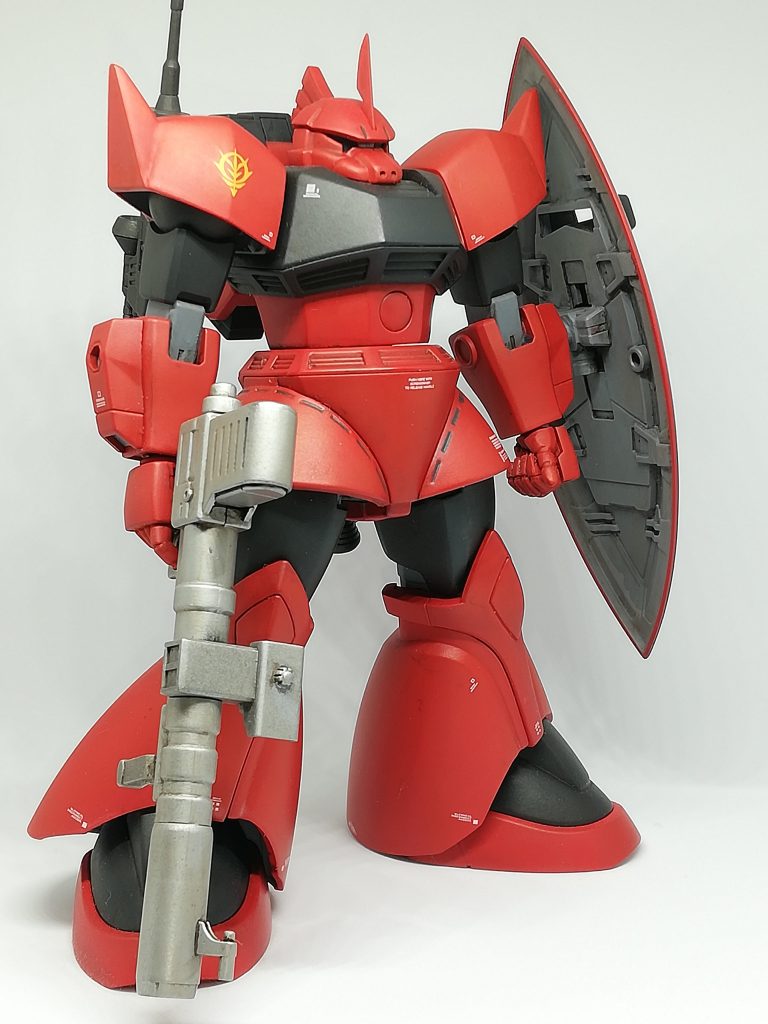 股関節を3ミリ前へ。太ももを前後に3ミリ左右で1ミリプラ板で幅増し。
スカートぎりぎりまで太ももが張り出すようにしました。個人的にはここがゲルググのカッコ良さに一番影響すると思ってます。