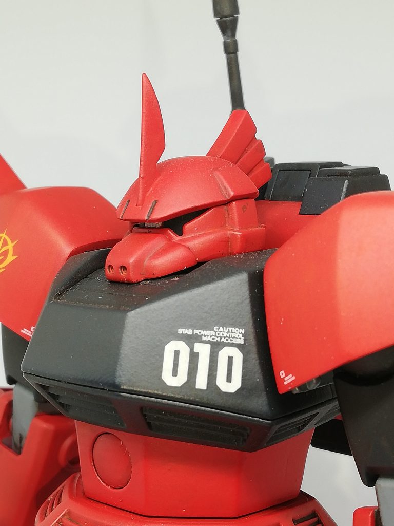 ウェストを1ミリ底上げ。
肩アーマーの下端を斜めにカットして気持ち小さく見えるように。中の丸い部分がチラ見えする感じで。