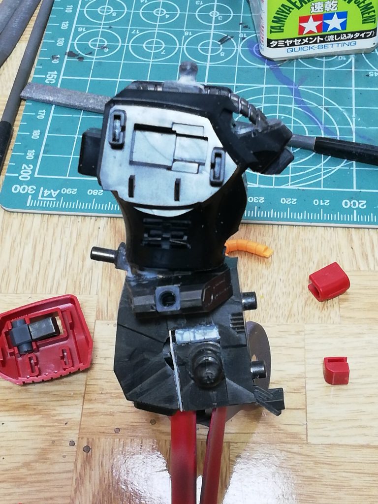 腰を前につきだし、首が前傾するようそれぞれ角度を調節しました。