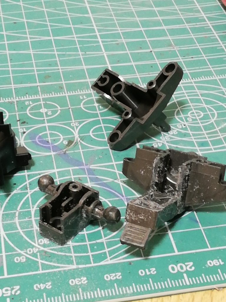 股関節をカットして前進。