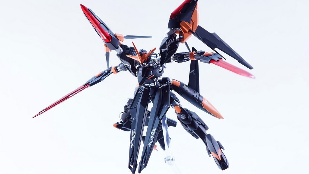 今回はわかりやすく、端白星の改造機という風に作りました。見えにくいですが、各所にエクシアのパーツを使ってます。