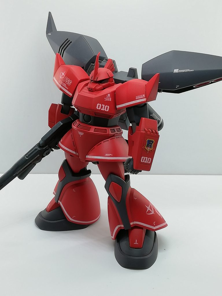 ゲルググ本体は例によって股関節の軸位置を3ミリ程度前に出してます。太ももの太さはそのままですが、股関節の軸を左右に1ミリずつ外側に広げてます。