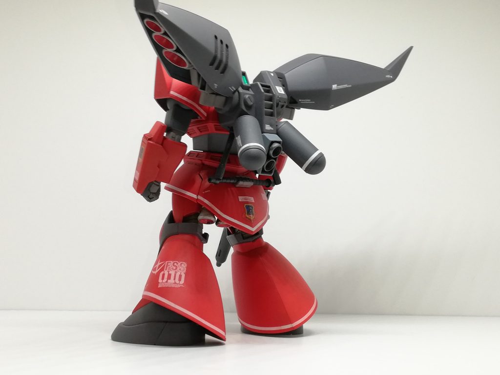 劇中の組織FSSのロゴがどうにもできなかったので、既存のデカールでなんとなく雰囲気で。ゲルググに連邦マークが少しワンダー。ハッタリの効いた後ろ姿がお気に入りです。