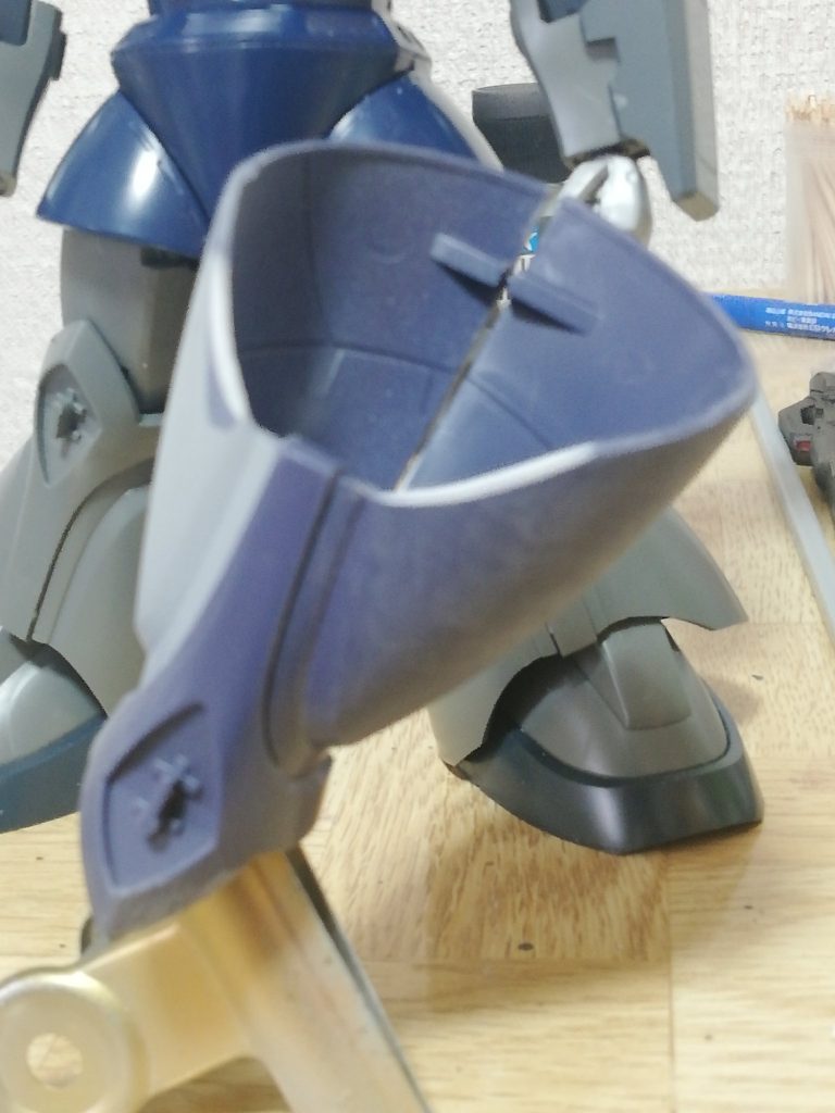 足のフレアのラインを直線的に修正。